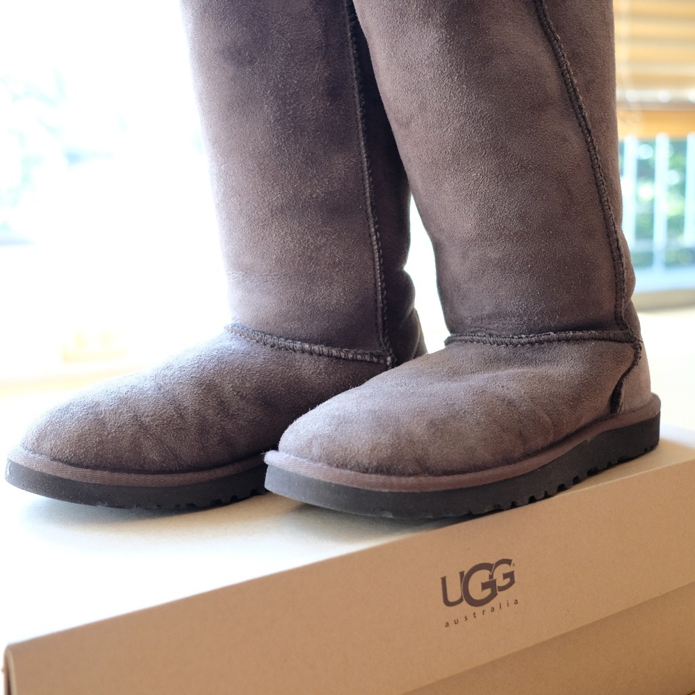 UGG AUSTRALIA BARELY WORN CHOCOLATE BROWN SIZE 4!